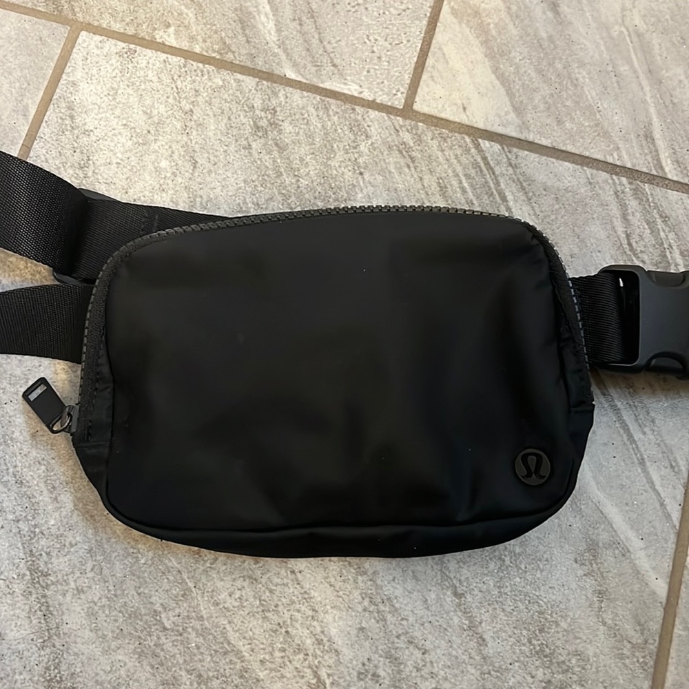 Lululemon Everywhere Belt Bag